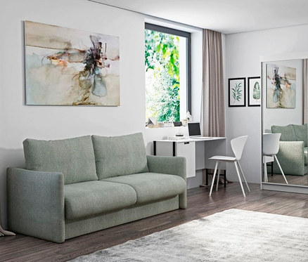 Wohnzimmer mit grauem DOMO collection Schlafsofa 2-Sitzer »Helsinki«, weißem Schreibtisch und Spiegelschrank.