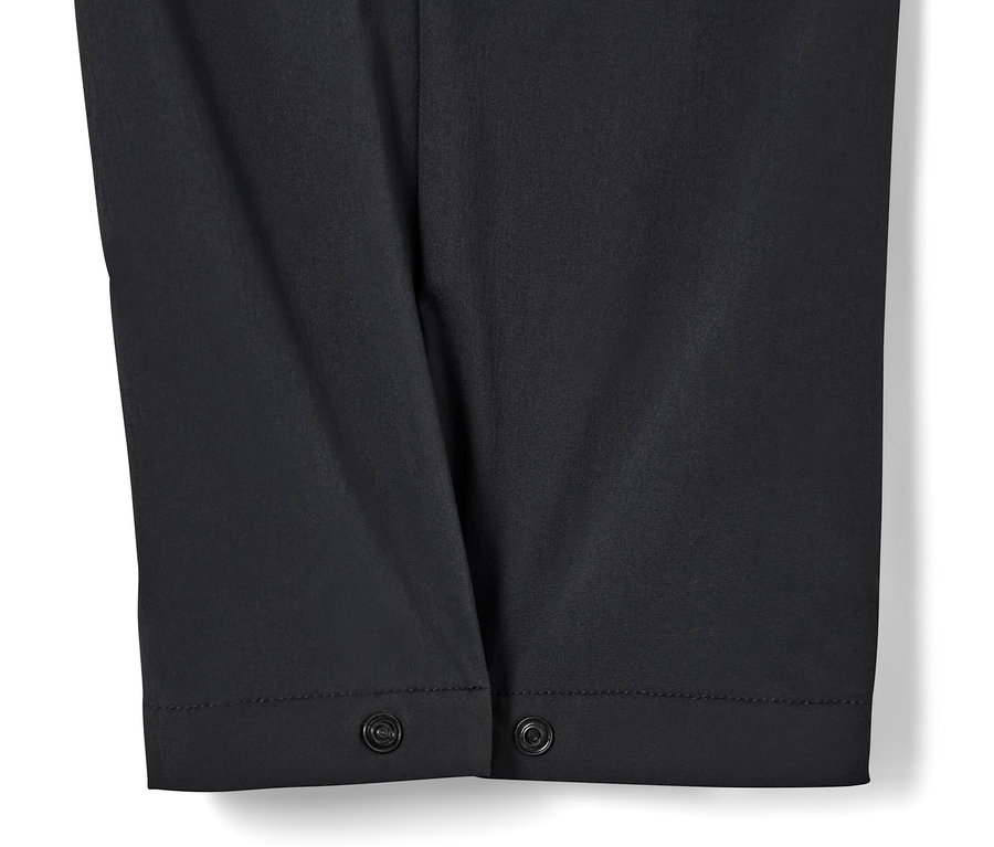 Detailaufnahme einer schwarzen Funktionshose mit Druckknopfverschluss.