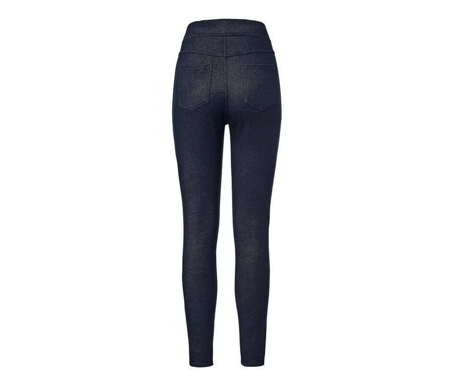 Detailansicht der Rückseite einer gefütterten Leggings in Jeansoptik.