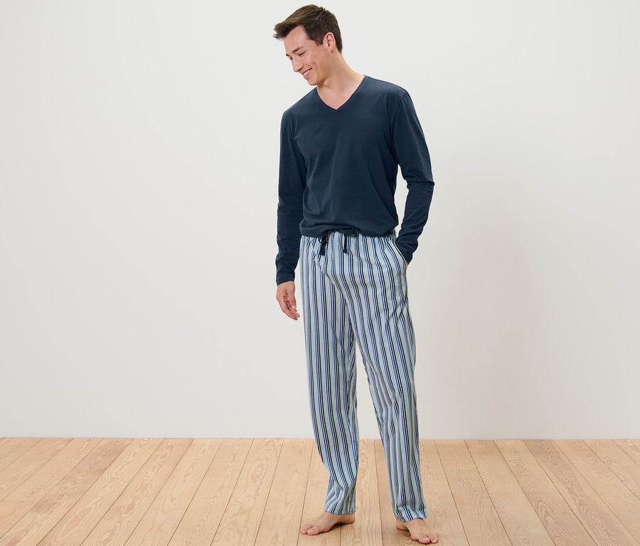 Mann trägt einen Pyjama.