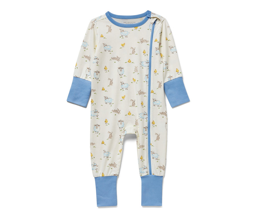 Baby-Pyjama, Tiere: Ein langärmliger Overall mit Reissverschluss, bedruckt mit Schafen, Hasen und Küken.