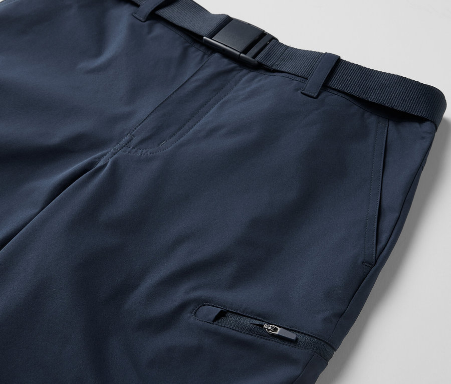 Detailaufnahme einer blauen 2-in-1-Funktionshose mit Gürtel.