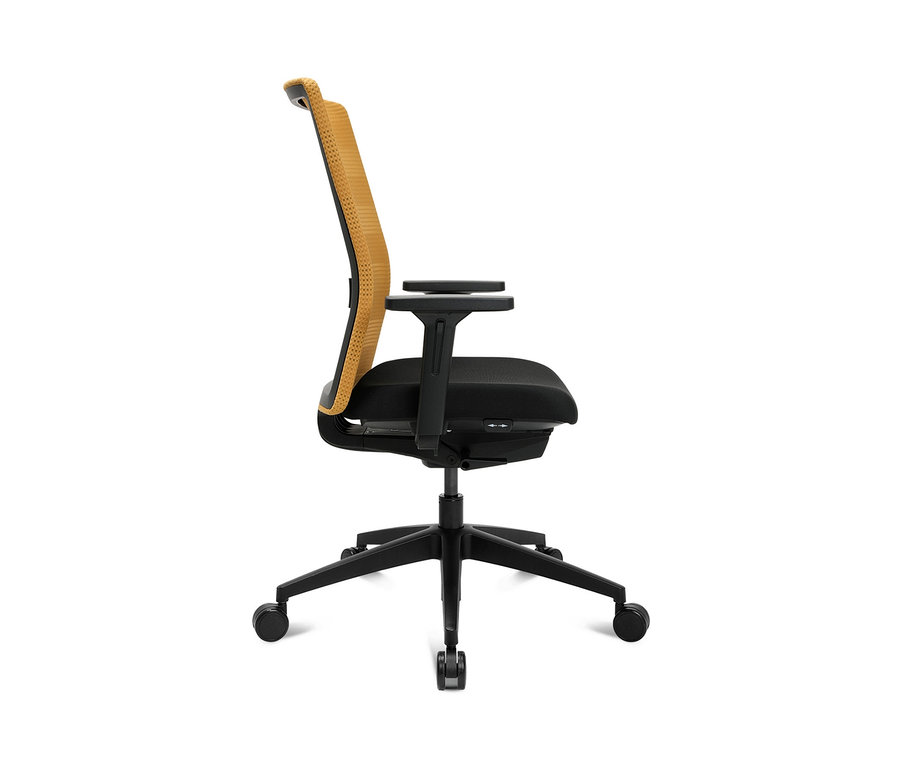 Seitenansicht des Topstar Bürostuhls »Airwork« in Ocker mit schwarzem Sitz und Armlehnen.