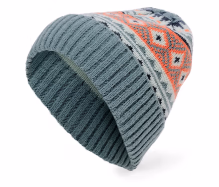 Eine blau-graue Strickmütze mit orangefarbenen und weißen Mustern.