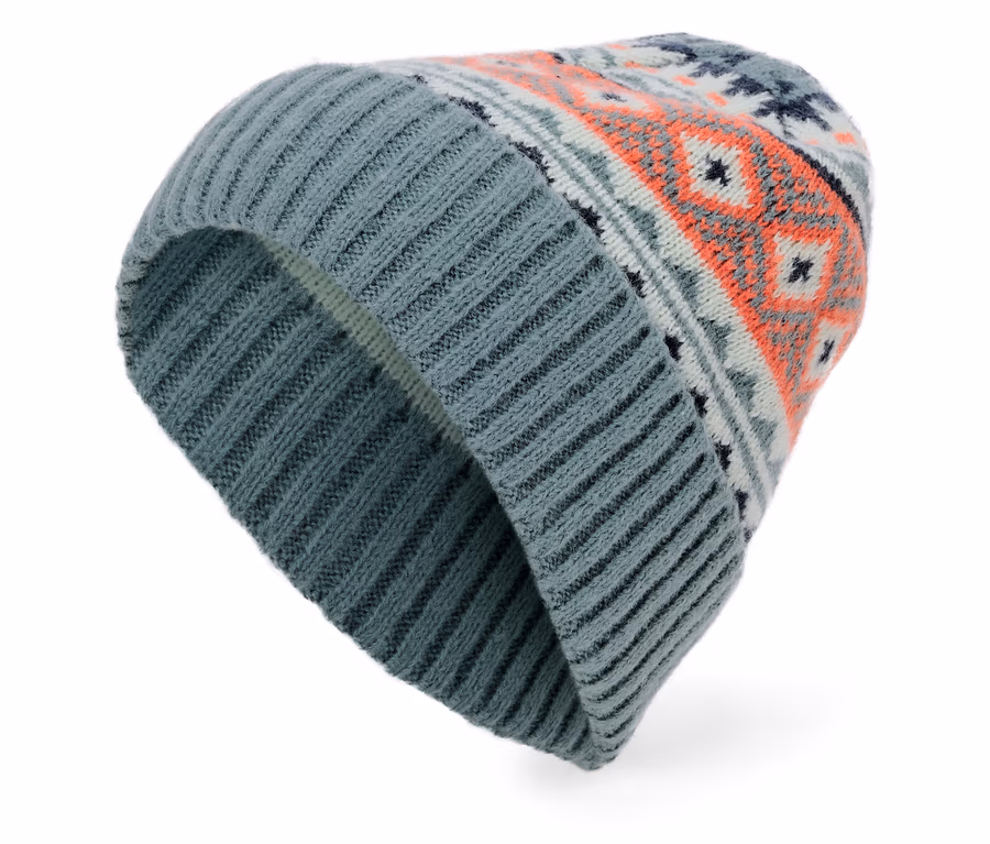 Eine blau-graue Strickmütze mit orangefarbenen und weißen Mustern.