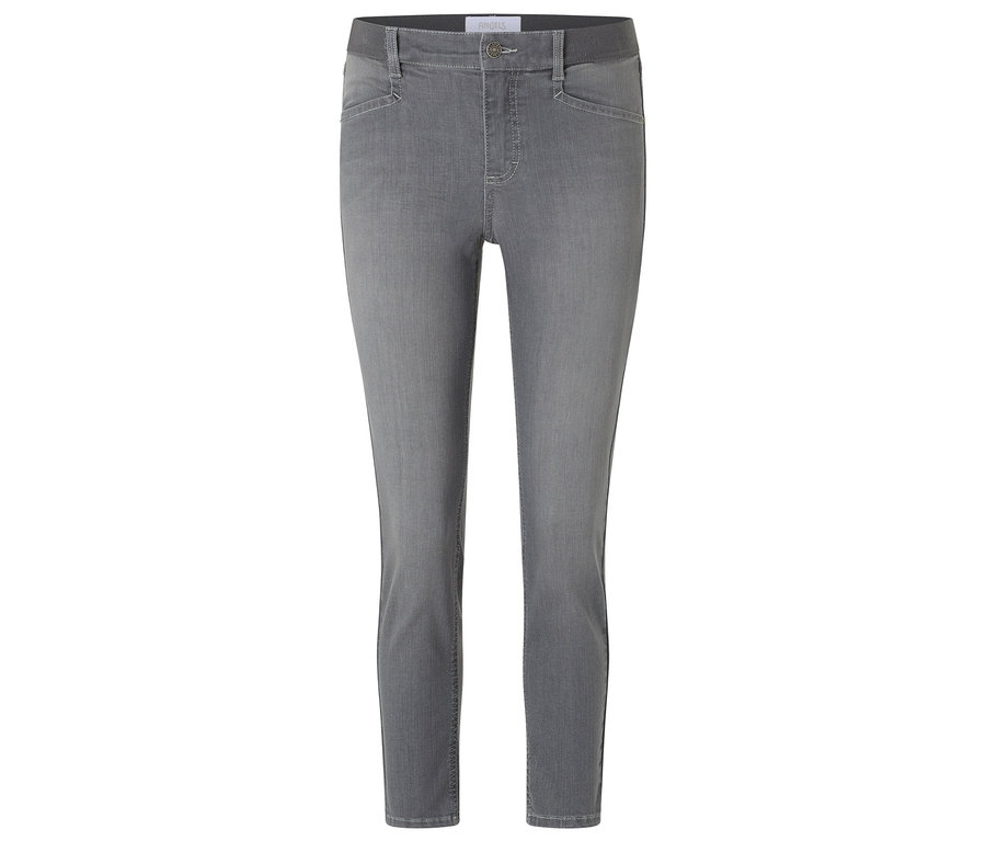 Graue Röhrenjeans.