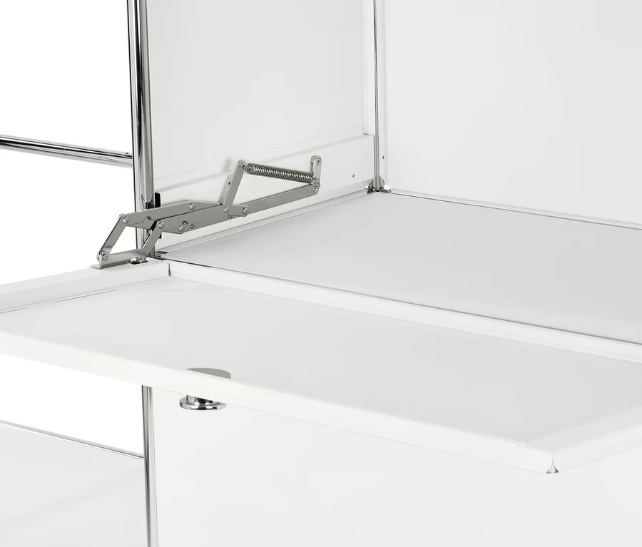 Detail einer weißen Metallgarderobe »CN3« mit 2 Klappfächern und 2 Schubladen.