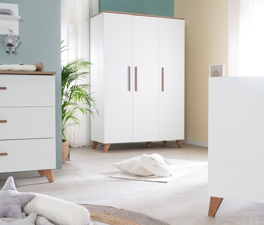 Zimmer mit weißen Kindermöbeln und Pflanze, inklusive roba 3-türiger Kleiderschrank »Ole«.