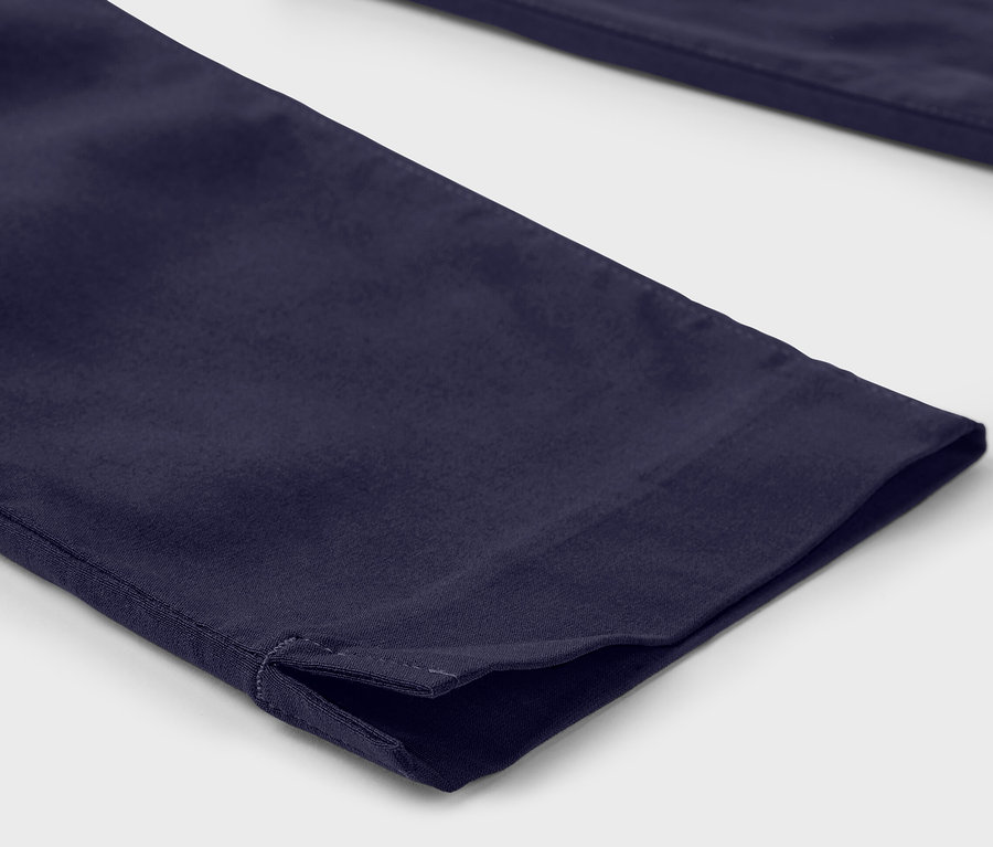 Detail einer Hose: Dunkelblaue 3/4-Bengalin-Hose mit Schlitz am Saum.