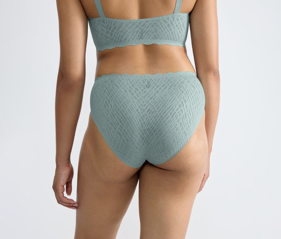 Rückenansicht einer Person in einem hellblauen sloggi ZERO Feel Bliss High leg Slip und passendem BH mit Wellenkanten und Muster.