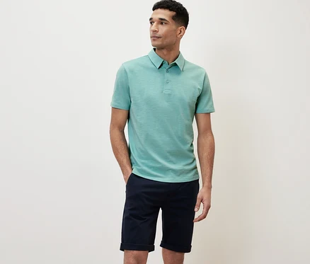 Mann trägt ein grünes Poloshirt.