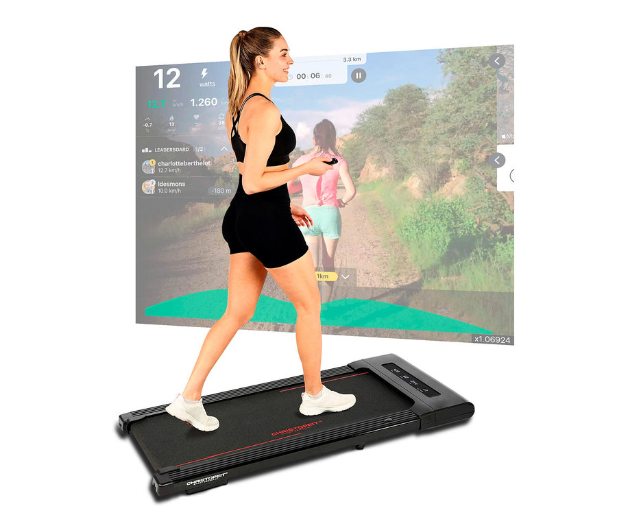 Frau geht auf Walking-Pad »4.1« vor einem Bildschirm, der eine Outdoor-Szene zeigt.