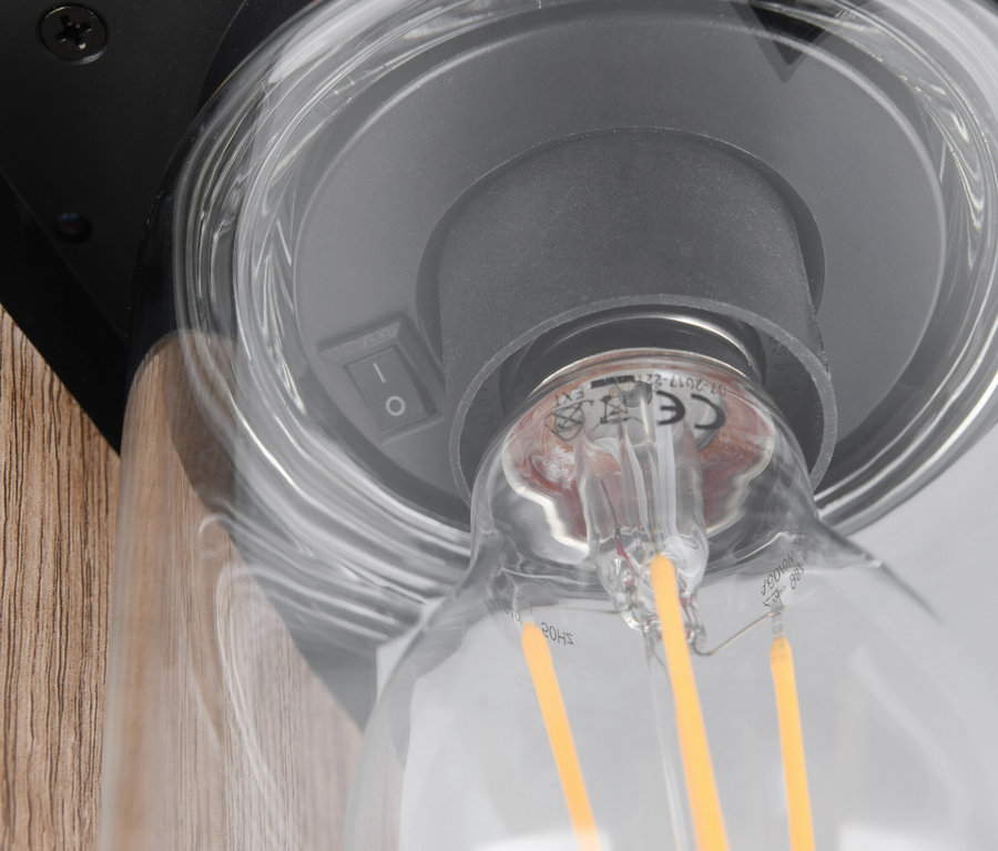 Detail der Trio Outdoor-Wegeleuchte »Ardila« in Holzoptik.