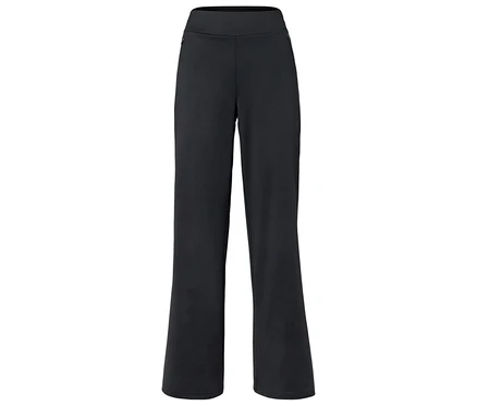Eine schwarze, weit geschnittene Hose vor hellem Hintergrund.