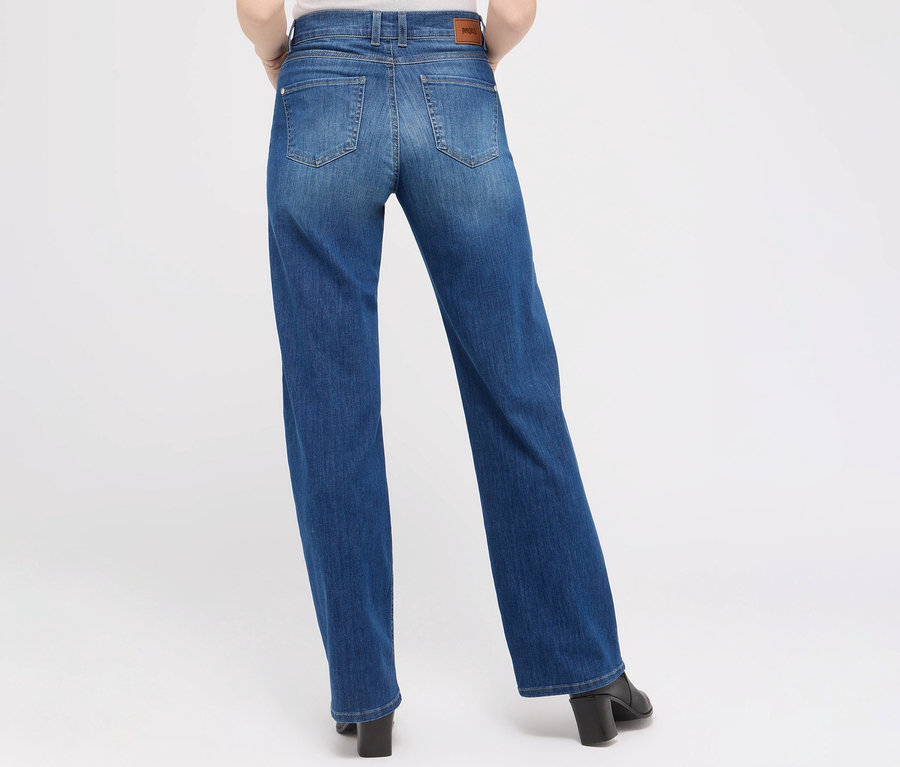 Rückansicht einer Frau, die Angels Jeans »Liz« Wide Leg, mid blue used und schwarze Schuhe mit Absatz trägt.