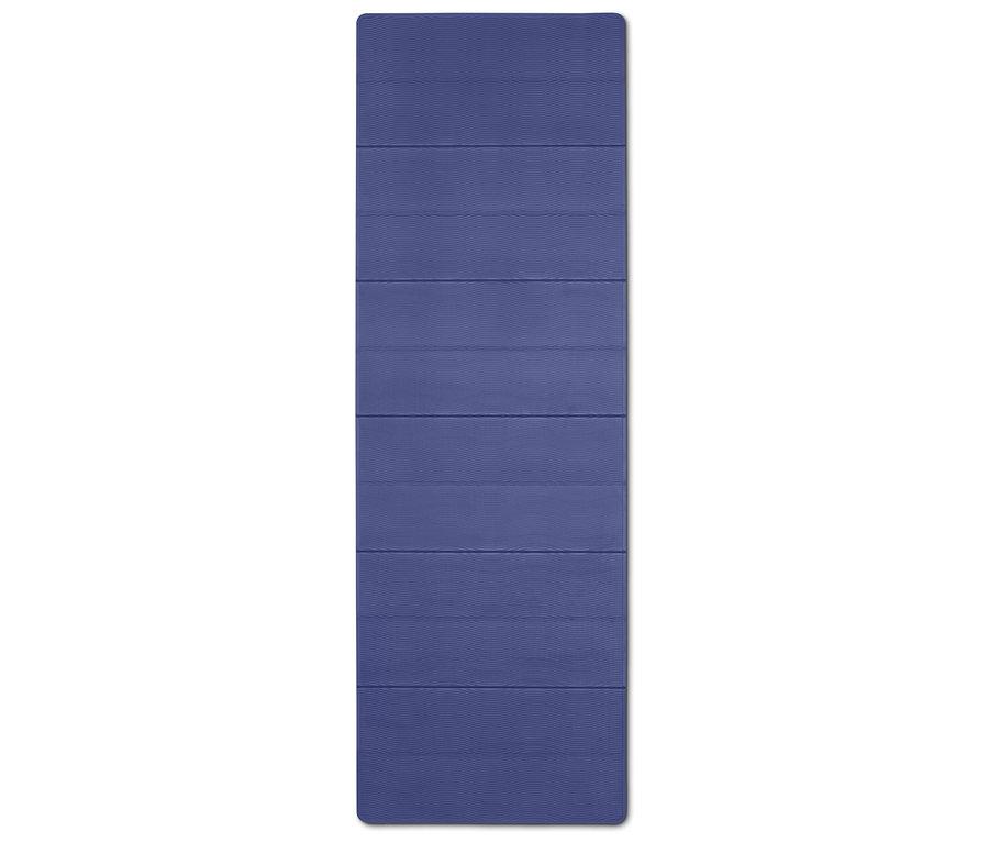 Eine blaue Yogamatte mit horizontalen Linien liegt auf einem weißen Hintergrund.