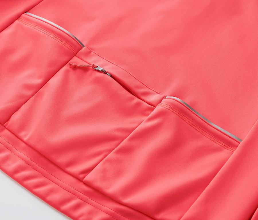 Detailaufnahme der Rückentaschen einer Fahrrad-Funktionsjacke.