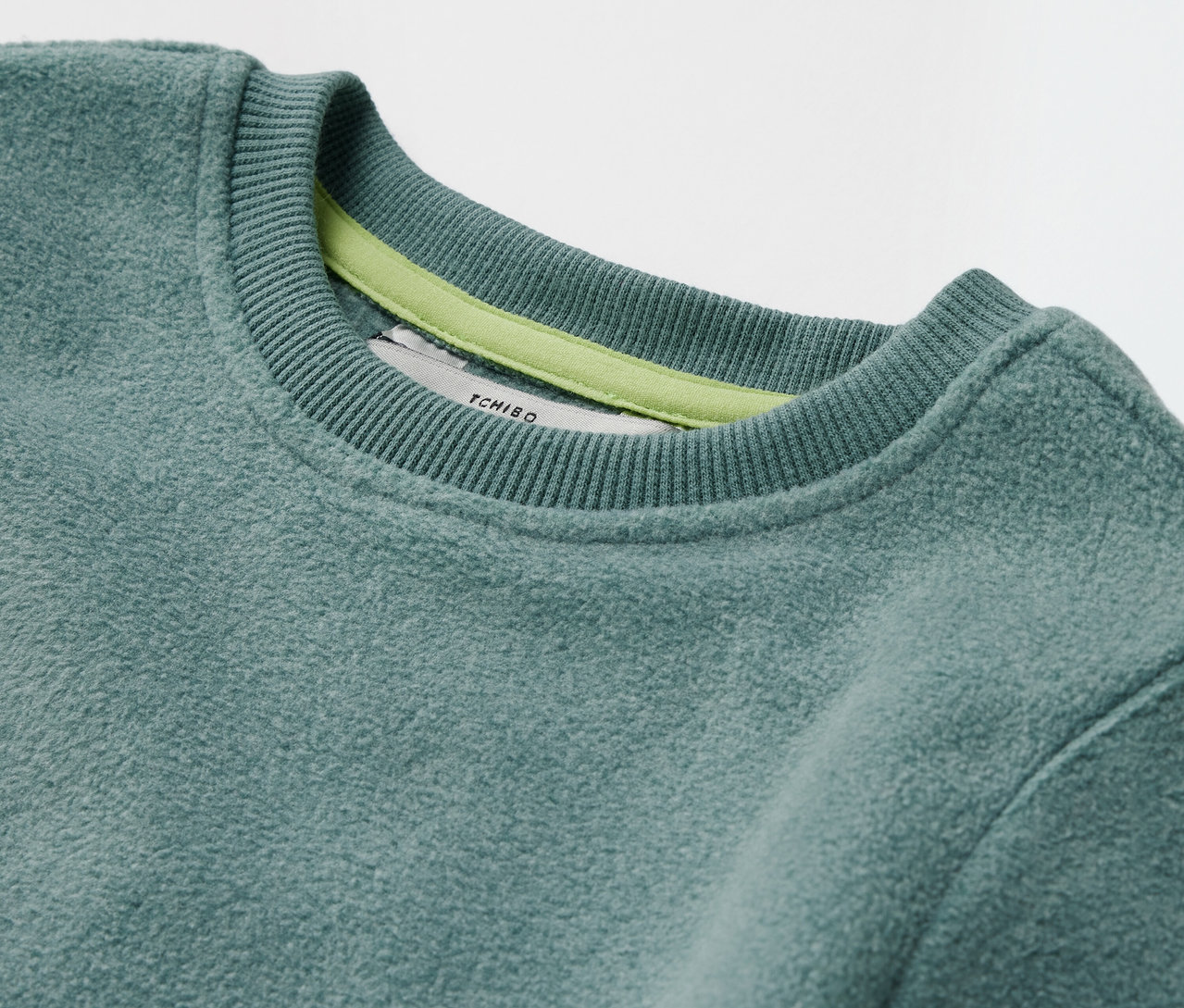 Detailansicht eines Kinder-Fleeceshirts.