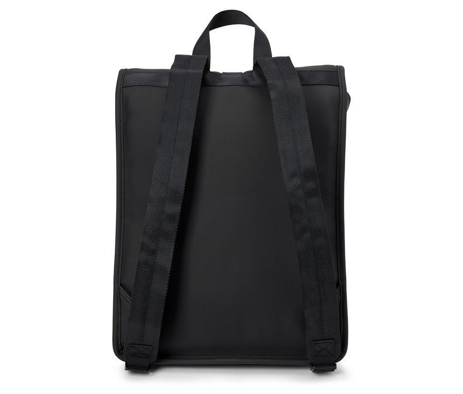 Schwarzer Rucksack mit Trägern.