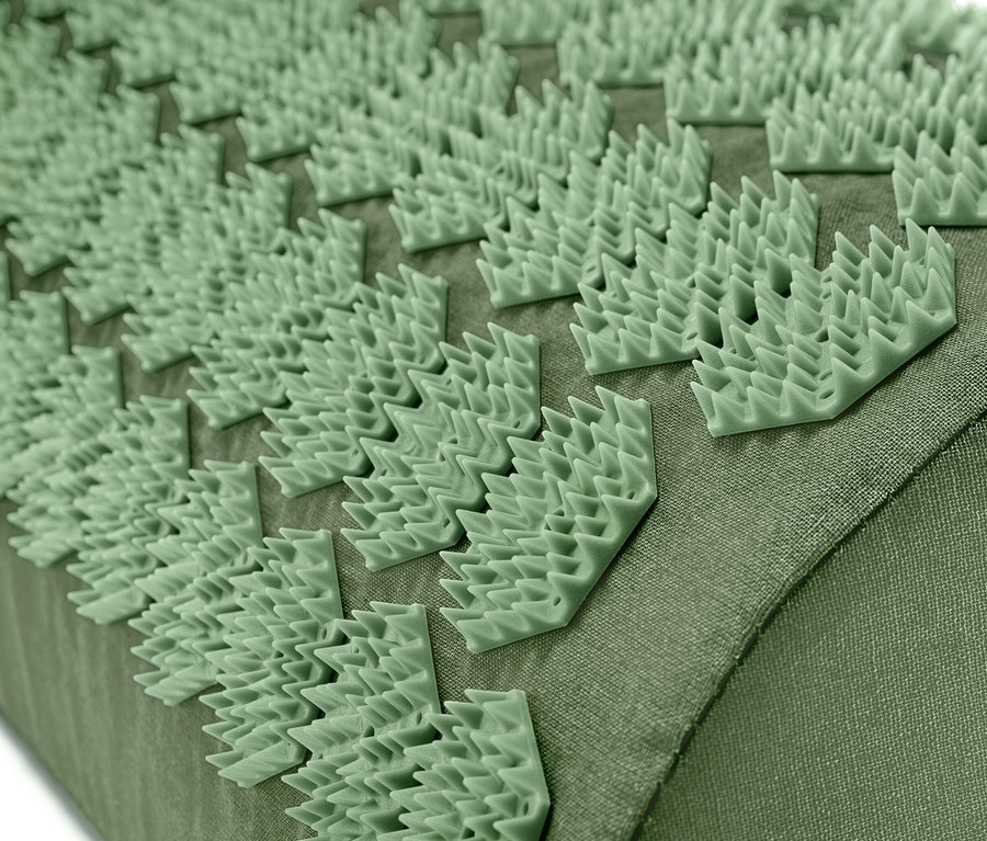 Detailaufnahme einer grünen Akupressurmatte mit Noppen