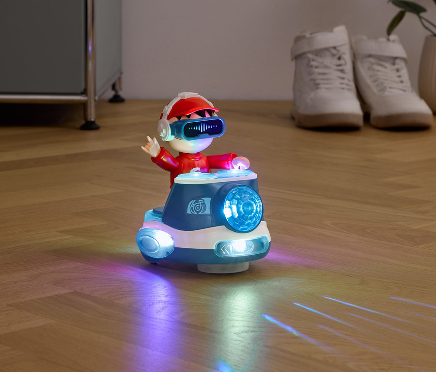 Spielzeugfigur in roter Kleidung und VR-Brille sitzt auf einem leuchtenden Spielzeugauto.