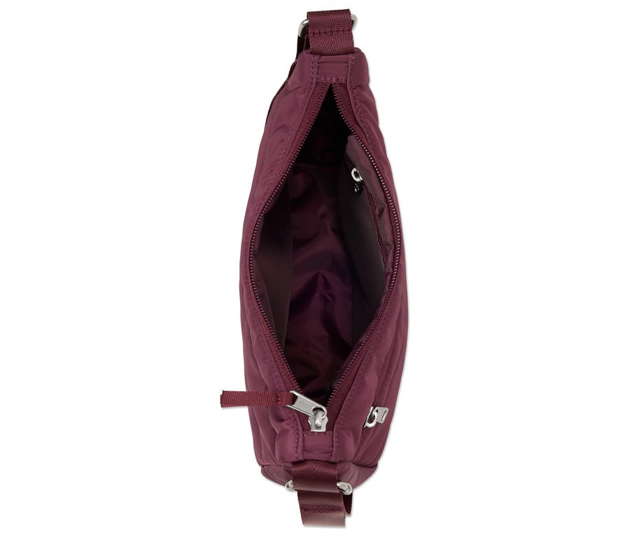 Offene, weinrote Handtasche mit verstellbarem Riemen.