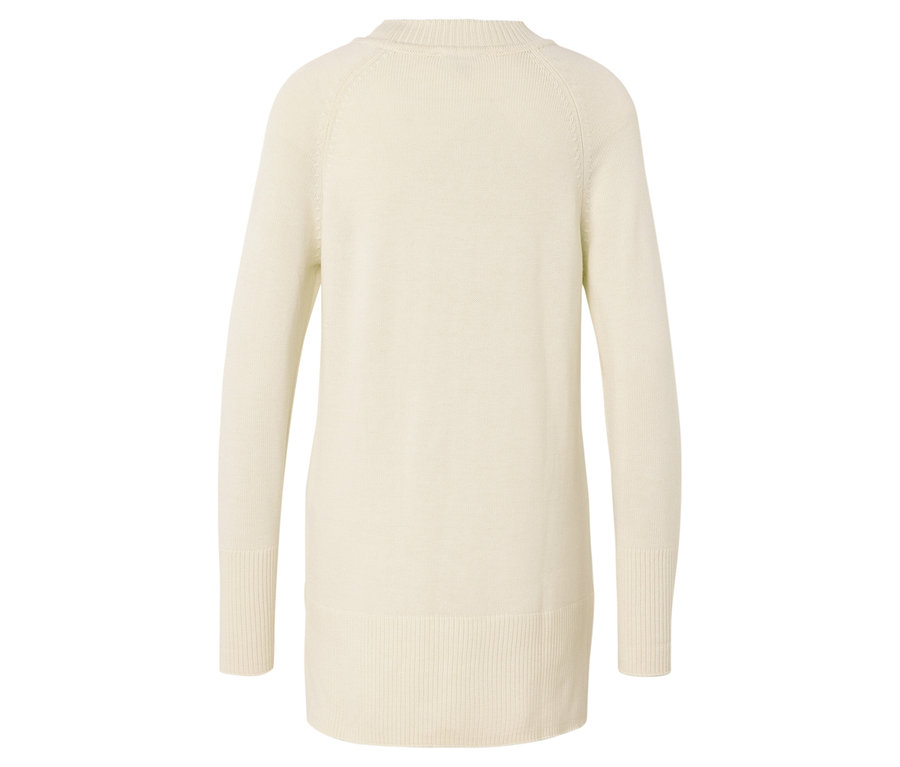 Rückansicht eines langen, cremefarbenen Strickpullovers.