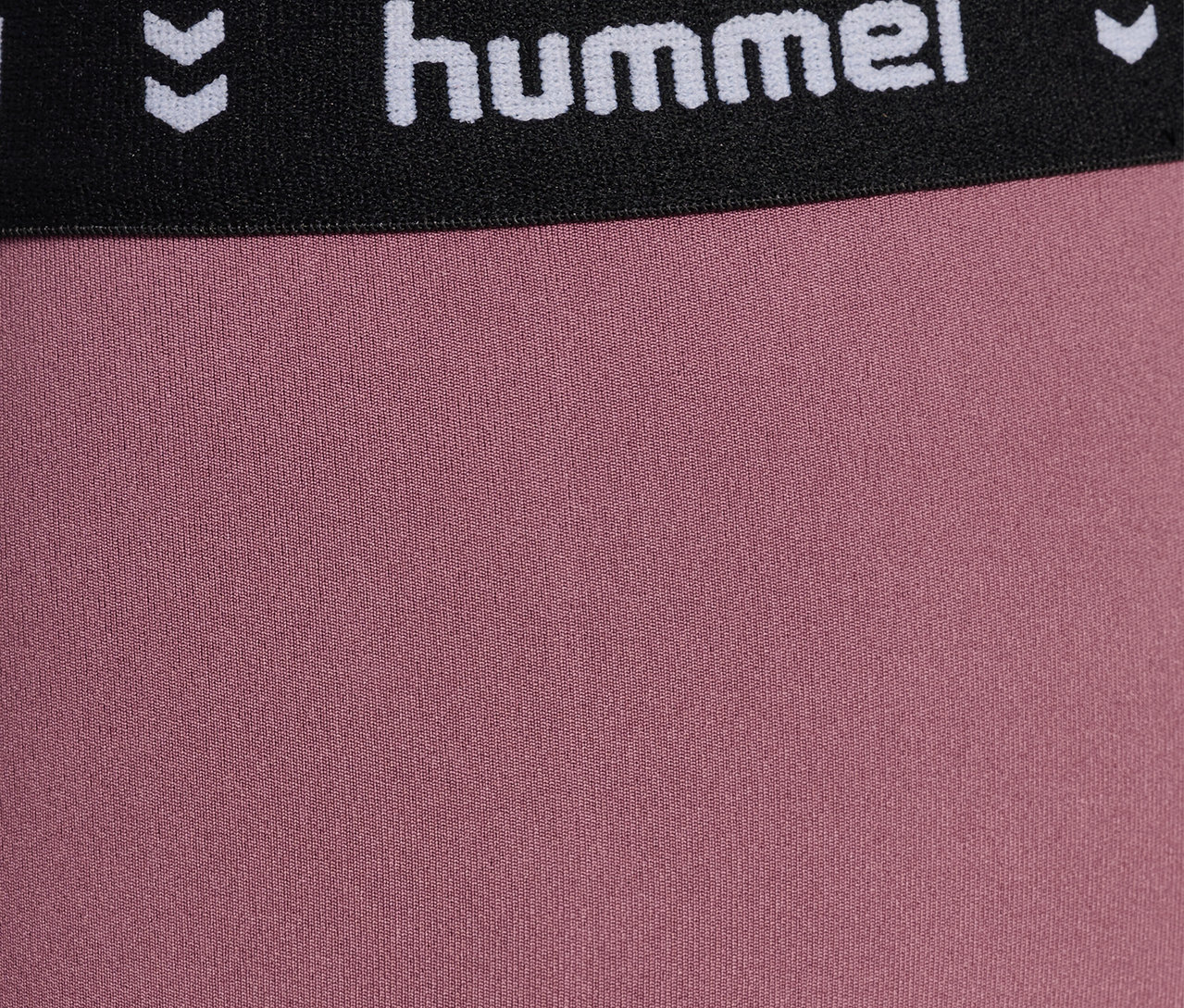 Nahaufnahme der violetten HUMMEL HMLJR Pulse MW Short Tight mit schwarzem Bund und Logo.