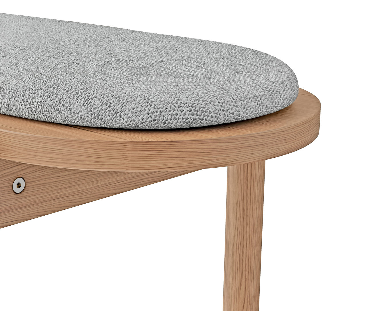 Detailaufnahme einer ovalen Bank mit grauem Kissen und Holzbeinen.