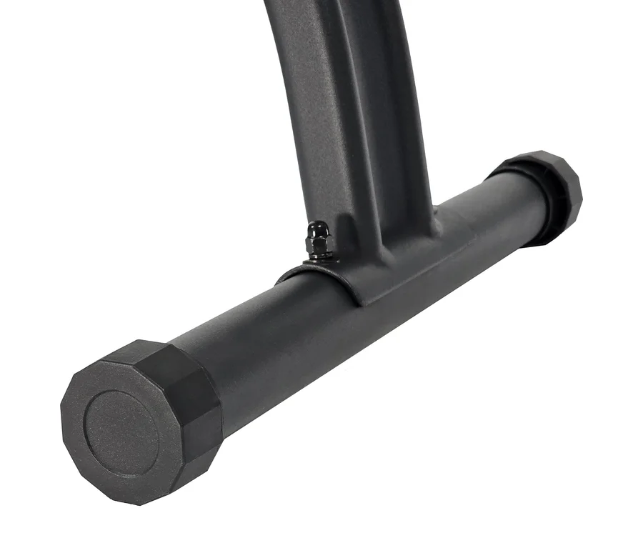 Detailaufnahme einer schwarzen Metallbasis mit Fuß.