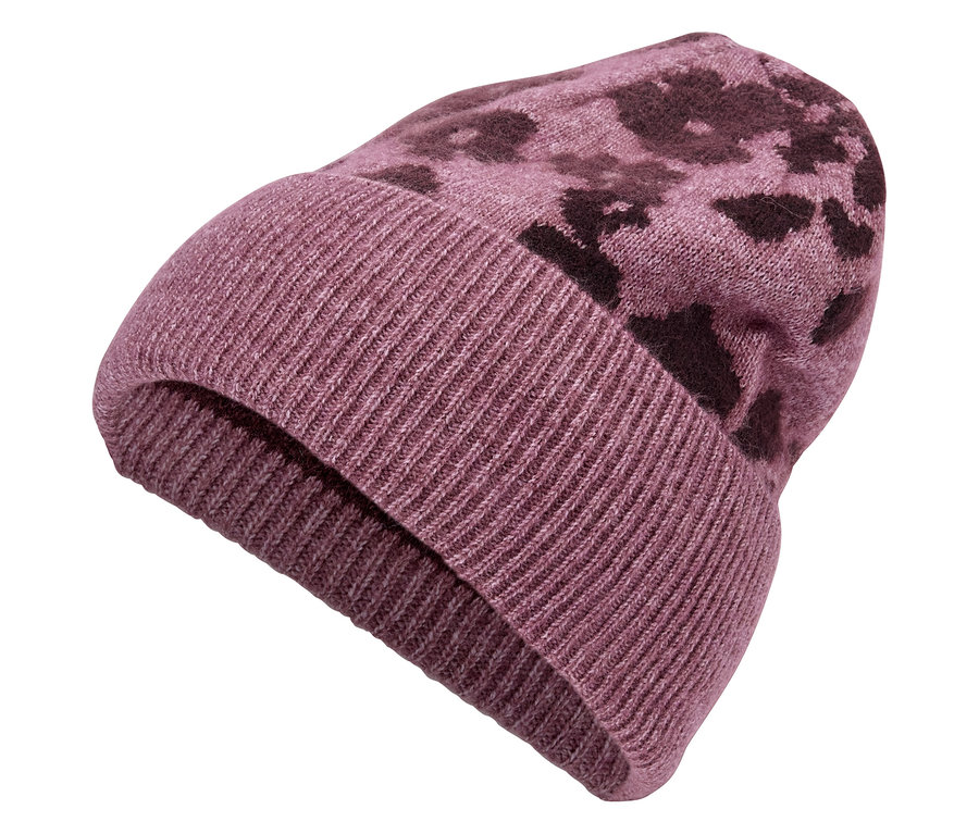 Eine violette Strickmütze mit dunkelbraunem Tiermuster.