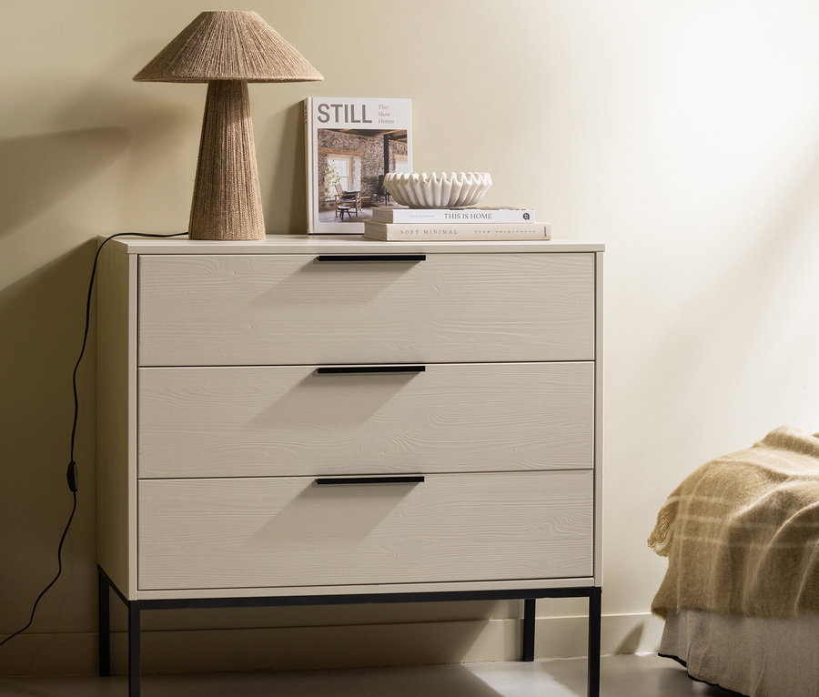 Woood Kommode »Adam« in Kiefer Dust Farbe mit drei Schubladen, darauf liegen Lampe, Zeitschrift und Bücher.