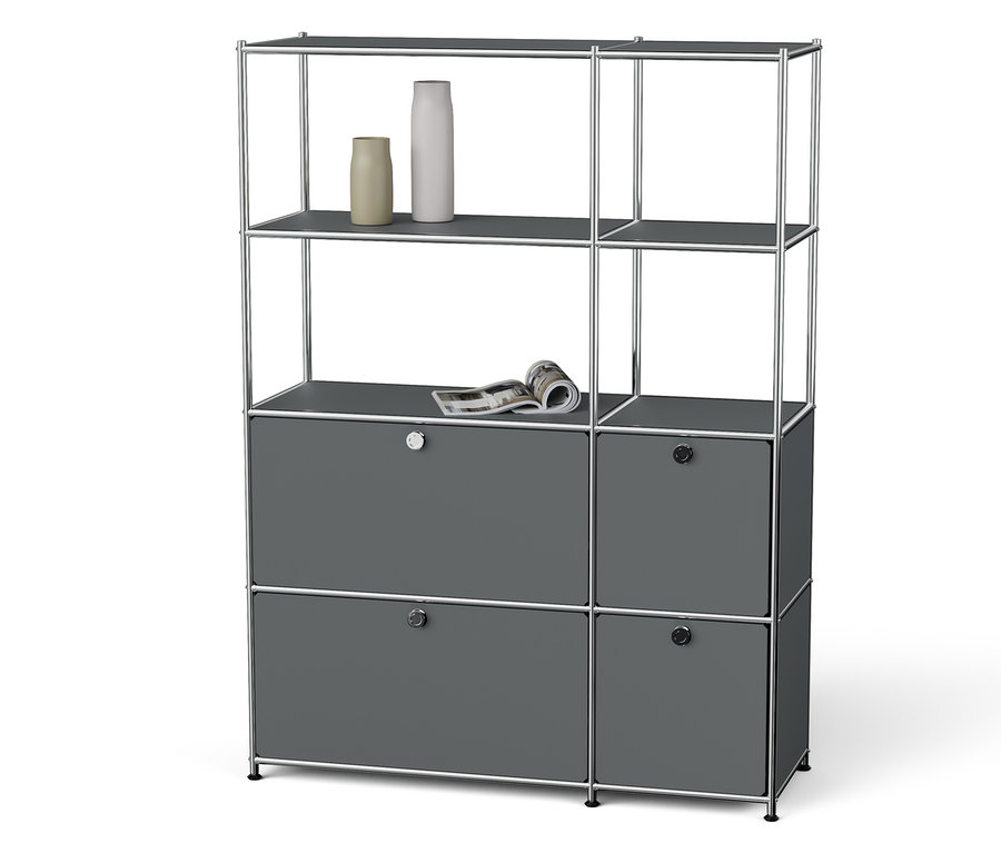 Ein graues modulares Regal mit Vasen und einer Zeitschrift.