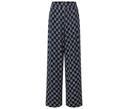 Blaue, weiß gemusterte Hose vor weißem Hintergrund.