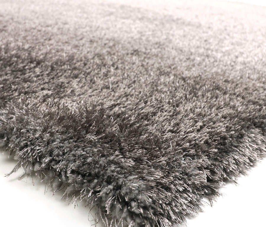 Nahaufnahme eines dunkelbraunen Teppichs »Silky«.