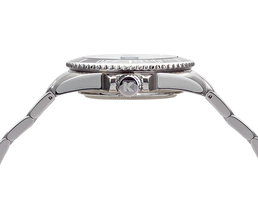 Nahaufnahme einer silbernen Armbanduhr mit dem Buchstaben K auf der Krone.