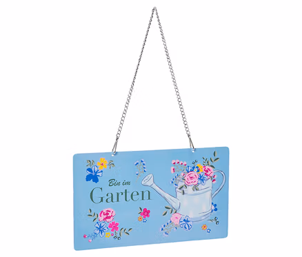 Blaues Schild mit der Aufschrift "Bin im Garten", einer Gießkanne und Blumen, hängend an einer Kette.
