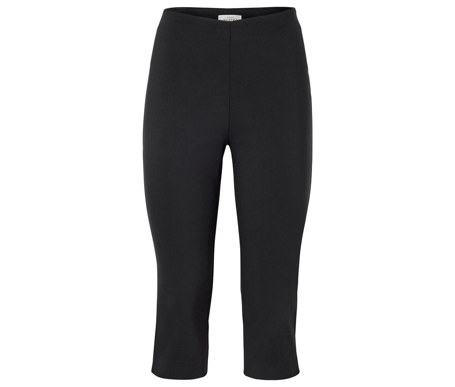 Schwarze Dreiviertel-Leggings vor weißem Hintergrund.
