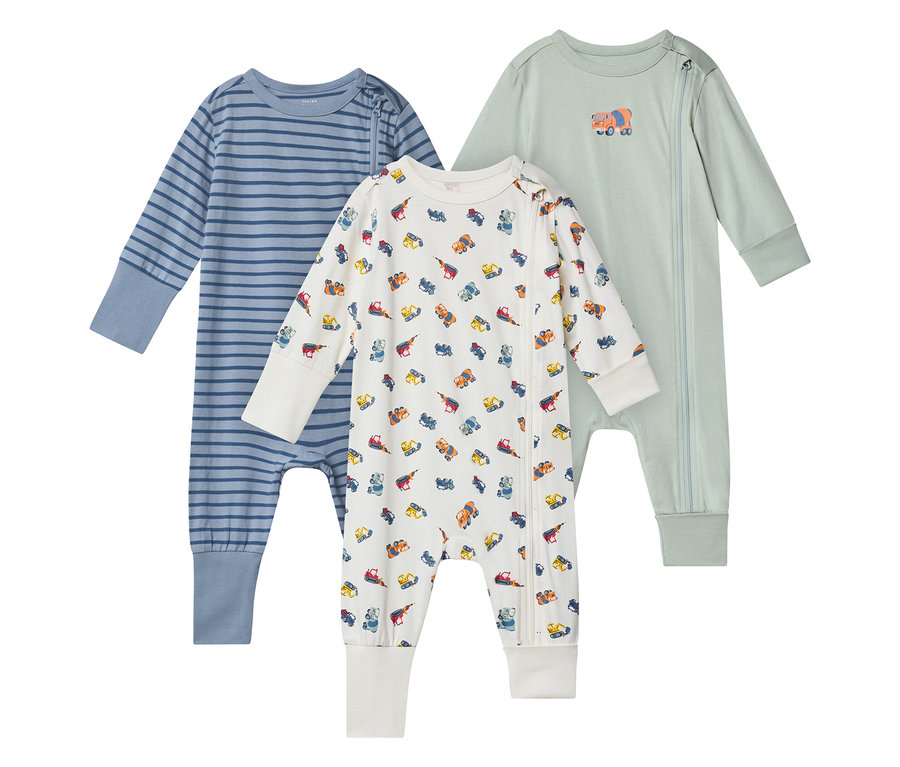 Drei Baby-Schlafanzüge, Bagger, mit Reißverschluss: blau gestreift, weiß mit Bagger-Motiv und hellgrün mit Bagger-Applikation.