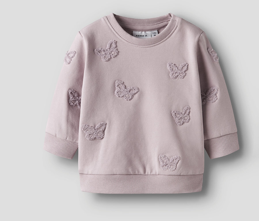 Ein lilafarbenes NAME IT Baby-Sweatshirt mit aufgenähten Schmetterlingen ist auf einem neutralen Hintergrund zu sehen.