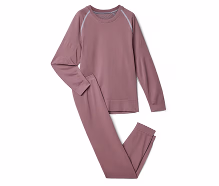 Ein langärmeliges Oberteil und eine lange Hose in Mauve, die zusammen ein Thermounterwäsche-Set bilden. Das Oberteil hat hellgraue Streifen an den Schultern.