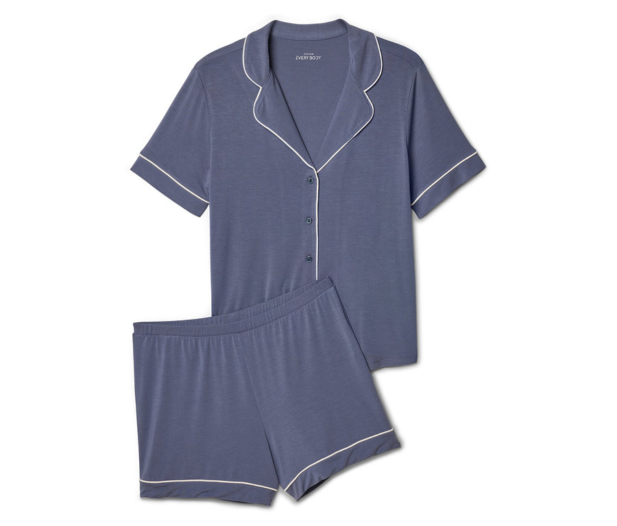Blauer Pyjama-Set mit weißer Paspelierung, bestehend aus einem kurzärmeligen Oberteil mit Knöpfen und Shorts.