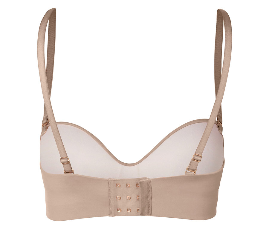 Nahaufnahme von der Rückseite eines beigefarbenen BHs mit verstellbaren Trägern und Hakenverschluss.