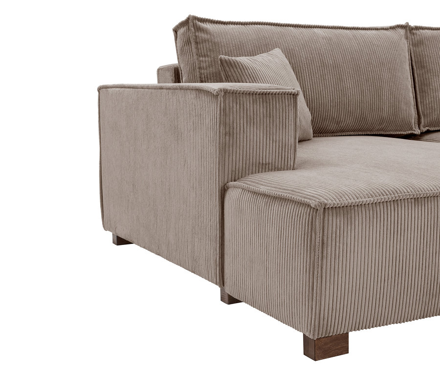 Nahaufnahme eines beigen Cord-Sofas mit quadratischen Armlehnen und Rückenkissen.