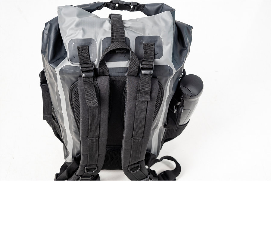 Grauer und schwarzer Roll-Top-Rucksack mit schwarzen Trägern und einer schwarzen Wasserflasche in einer Seitentasche.