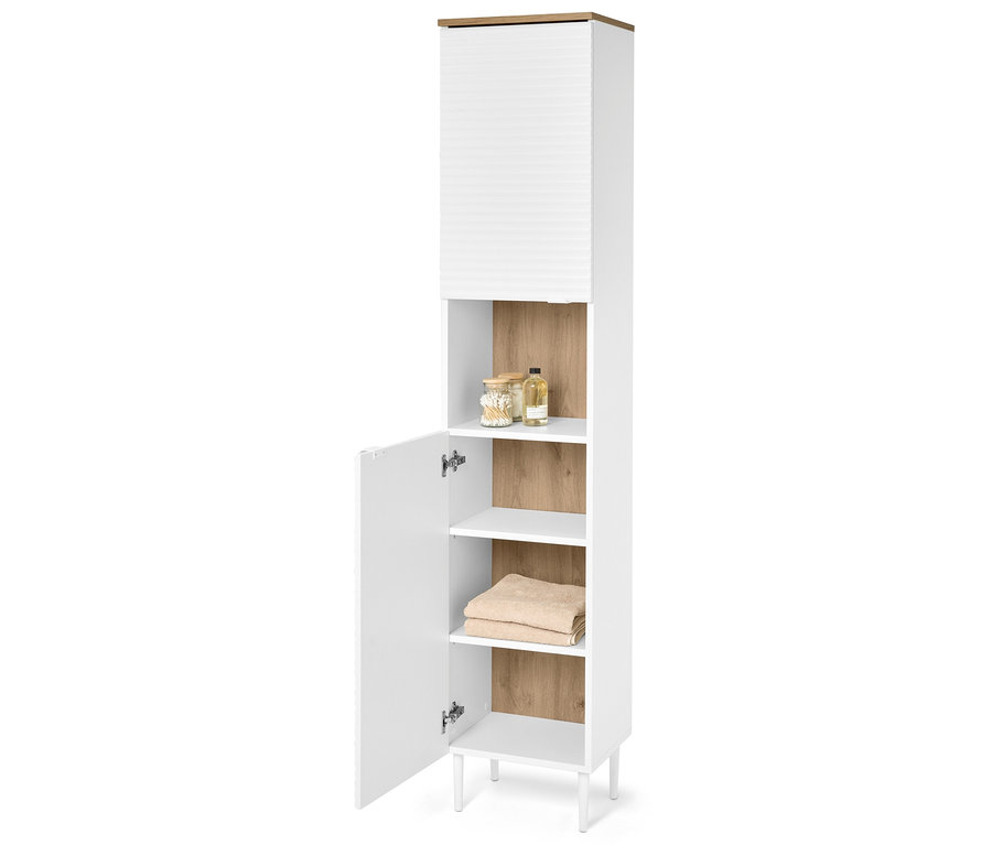 Ein weißer Badezimmerschrank mit einer teilweise geöffneten Tür, der Regale mit Kosmetikartikeln und einem Handtuch zeigt.