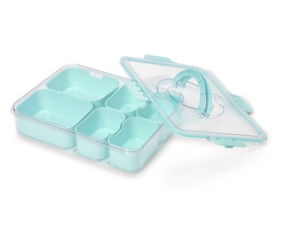 Hellblaue Lunchbox mit mehreren Fächern und durchsichtigem Deckel, teilweise geöffnet.