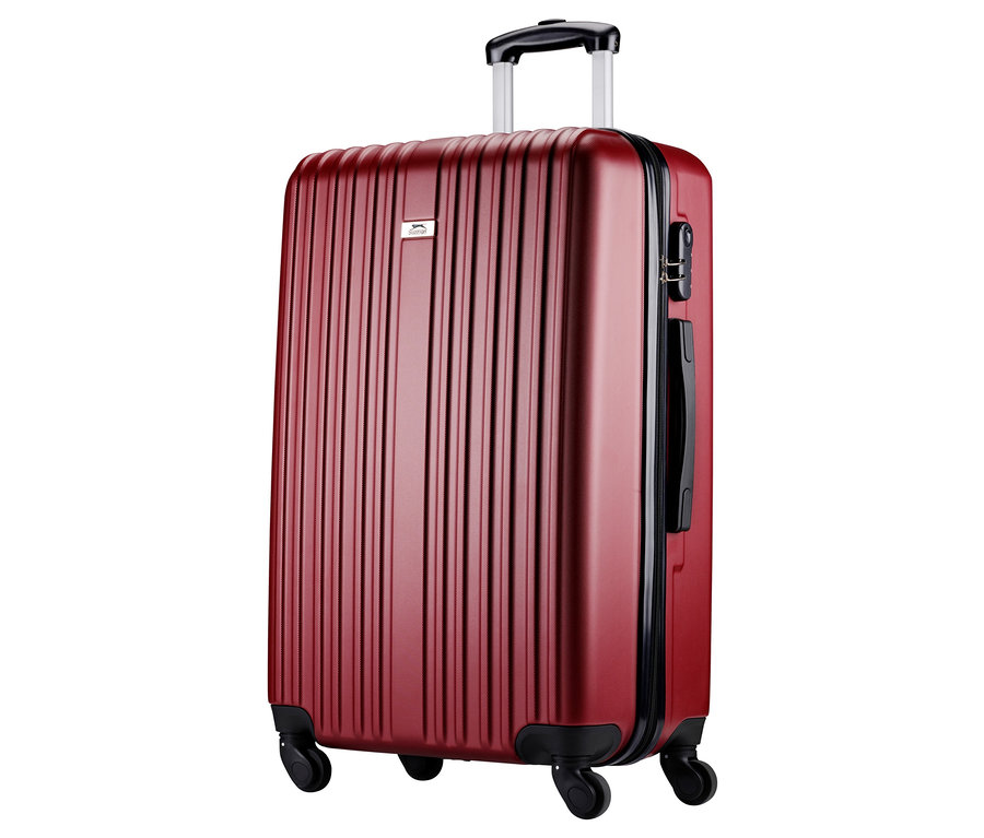 Ein roter Rollkoffer mit Teleskopgriff und Zahlenschloss steht auf vier Rollen.