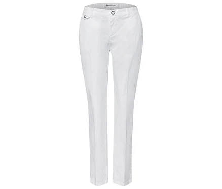 Weiße Street One Chino Hose, flach liegend, mit Knopf- und Reißverschluss.
