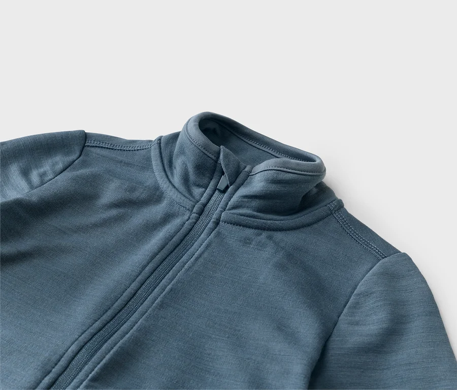 Nahaufnahme einer blauen Jacke mit Reißverschluss und Stehkragen.